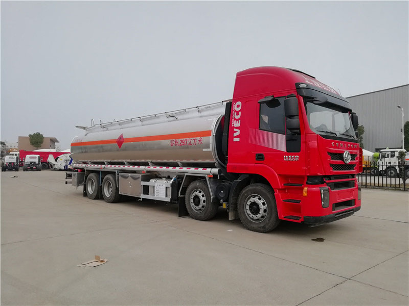 上汽紅巖29.7方前四后八鋁合金運油車，20噸運油車
